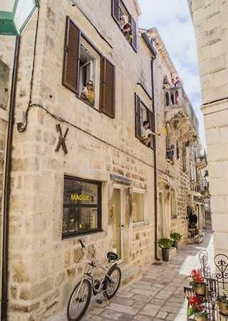 White Rabbit Hostel Hvar Town Exteriér fotografie